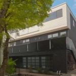 Common patio from the garden courtyard || construction: DEFORM | design: LLOYD RUSSELL, AIA | photo: KMC